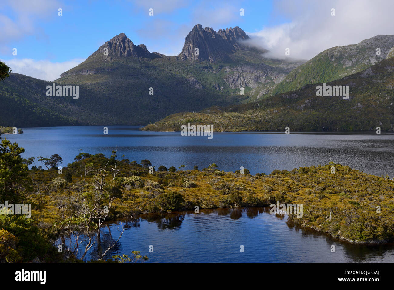 Vista dalla parte superiore della roccia di origine glaciale di fronte lago colomba di Cradle Mountain, Cradle Mountain-Lake St Clair National Park, la Tasmania, Australia Foto Stock