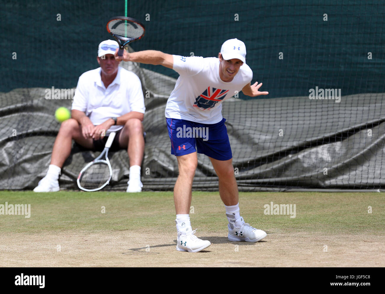 Andy Murray e coach Ivan Lendl durante una sessione di formazione il giorno 4 di campionati di Wimbledon al All England Lawn Tennis e Croquet Club, Wimbledon. Foto Stock