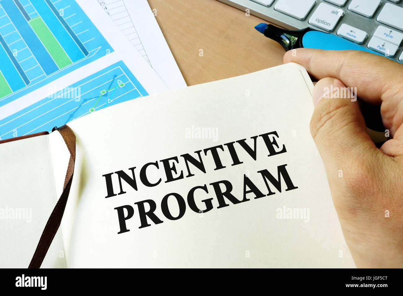 Mani libro con titolo programma di incentivazione. Foto Stock