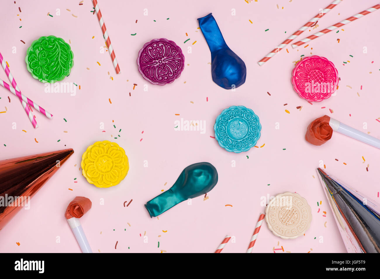 Tabella di impostazione di partito. Tradizionale di metà autunno festival mooncakes colorati. Foto Stock