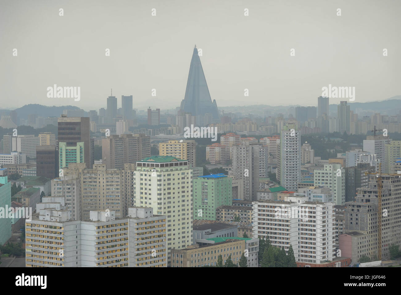 09.08.2012, Pyongyang, Corea del Nord, Asia - una vista in elevazione del centro di Pyongyang con l'incompiuto Ryugyong Hotel in lo sfondo. Foto Stock