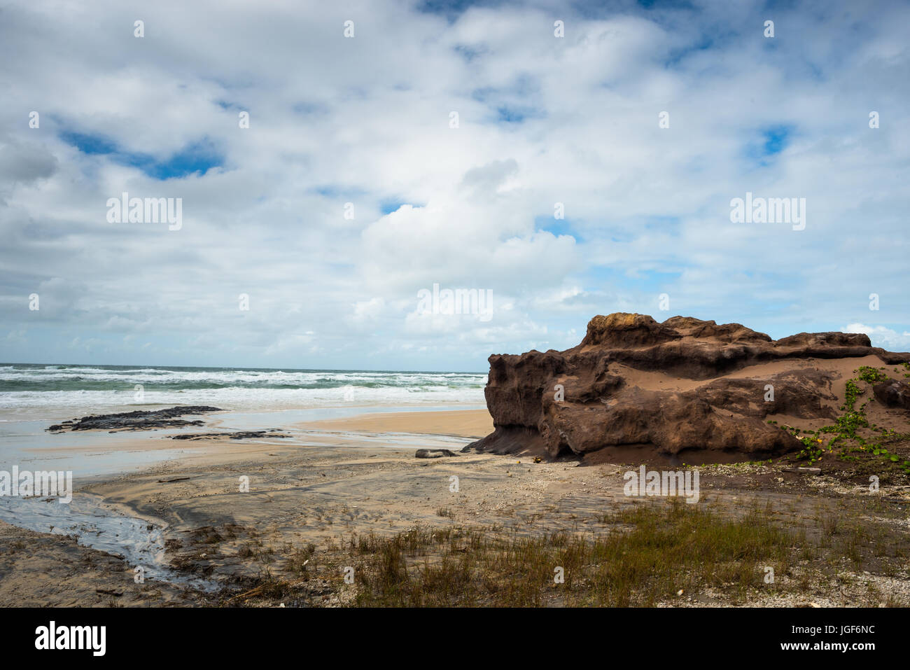 Rocce di caffè di sabbia sulla spiaggia di Fraser Island, Queensland, Australia. Foto Stock