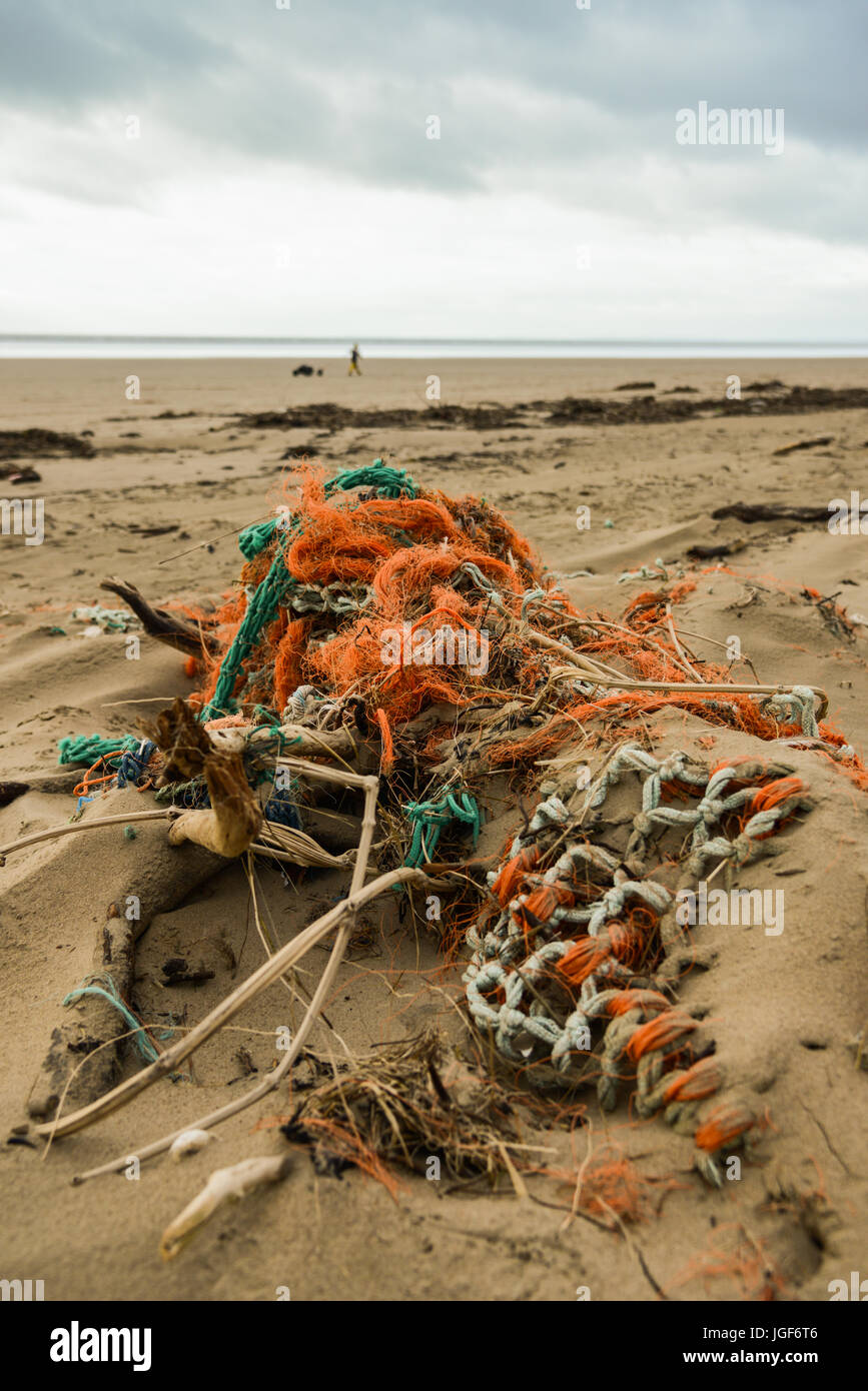 I detriti e i detriti lasciati sulla spiaggia di gallese a seguito di forti venti e condizioni climatiche severe. Regno Unito. Foto Stock