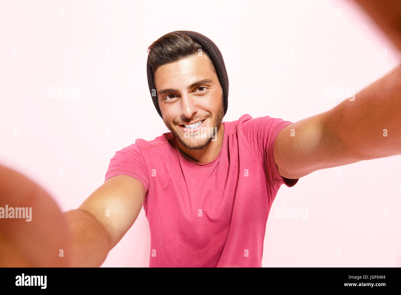 Bel ragazzo sorridente rendendo selfie Foto Stock
