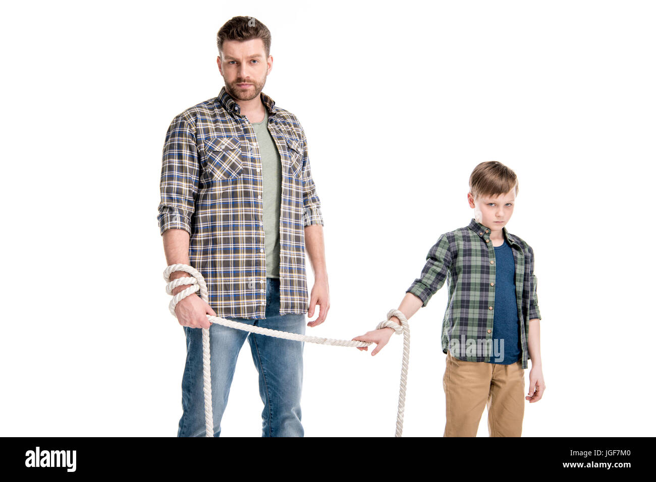 Padre e figlio tenendo la corda isolato su bianco, problemi familiari concetto Foto Stock
