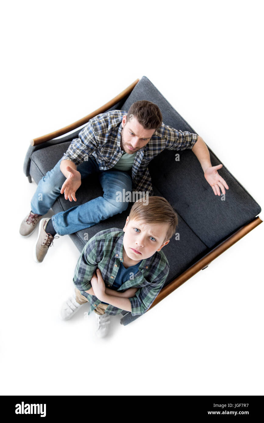 Elevato angolo di visione del padre e figlio quarreling, problemi familiari concetto Foto Stock