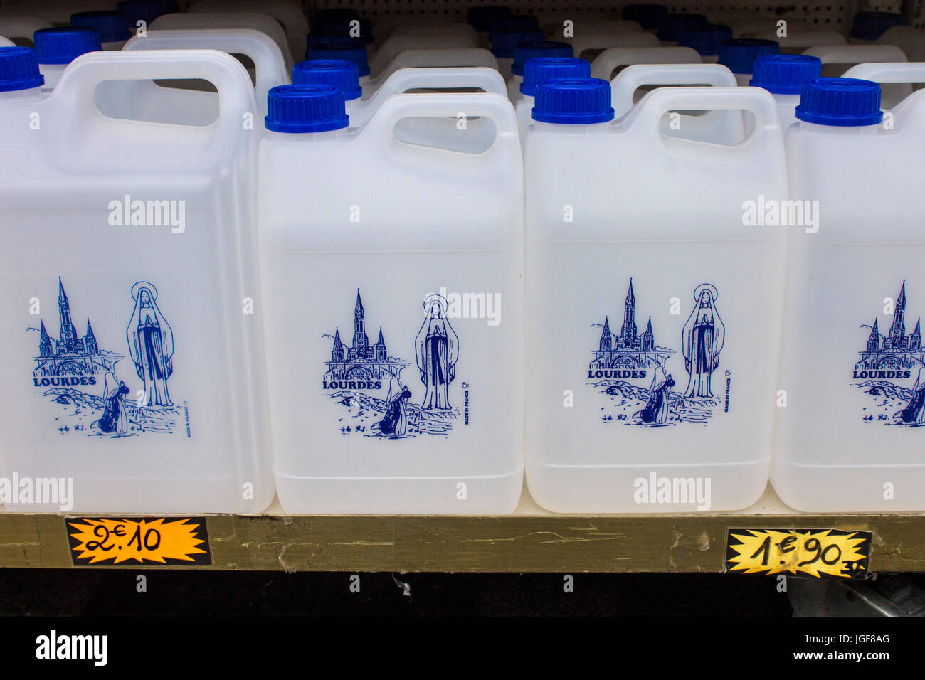 Brocche d'acqua nel Santuario di Nostra Signora di Lourdes, meta di pellegrinaggio in Francia famosa per il rinomato forza risanatrice della sua acqua. Foto Stock