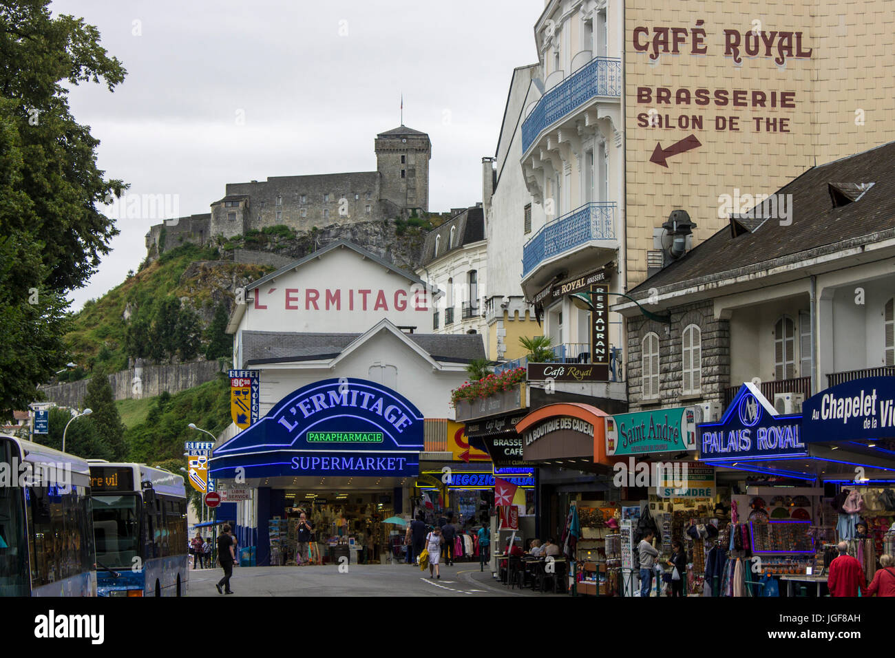 Le strade di Lourdes, meta di pellegrinaggio in Francia famosa per il rinomato forza risanatrice della sua acqua. Foto Stock