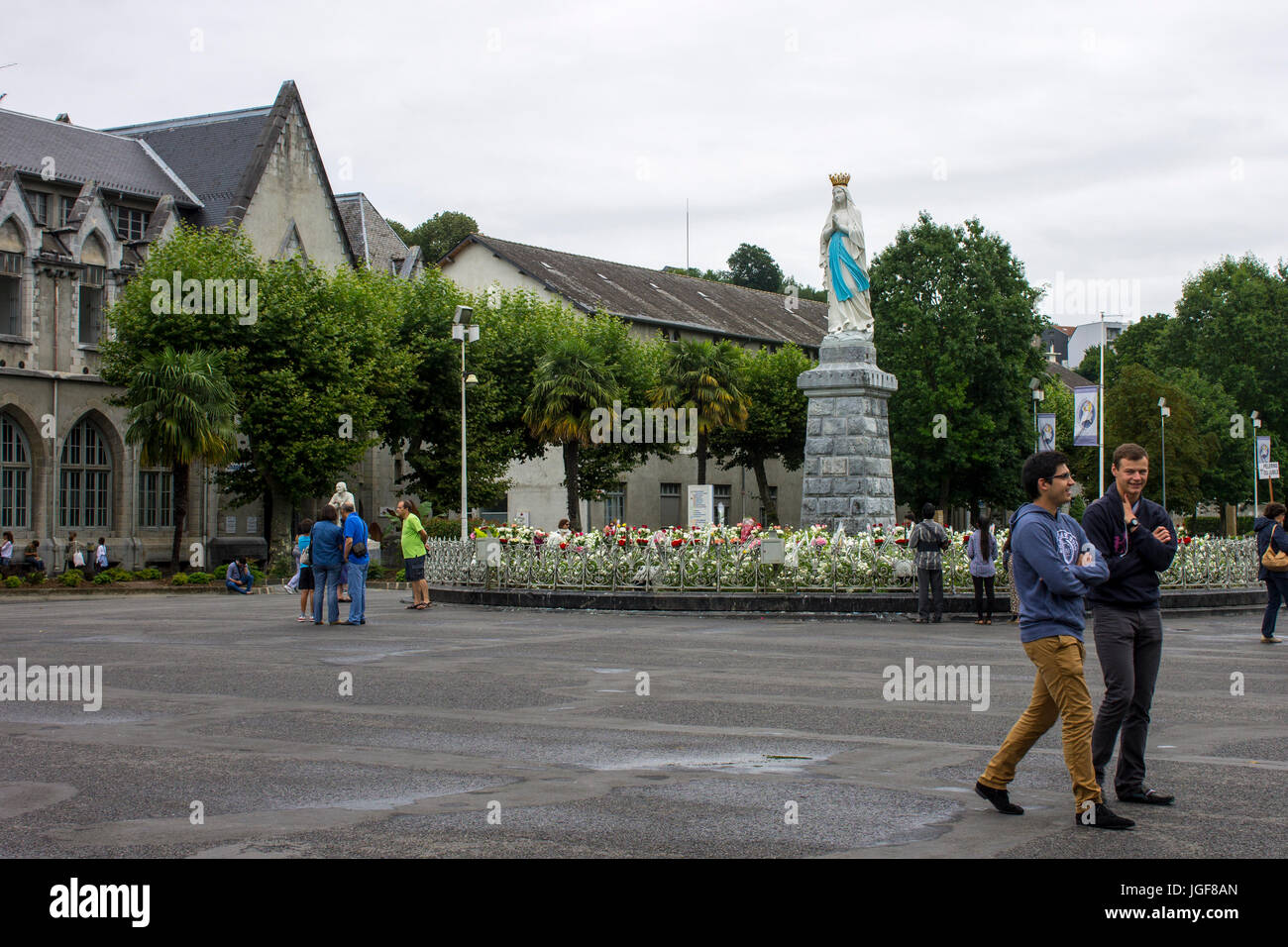 Il Santuario di Nostra Signora di Lourdes, meta di pellegrinaggio in Francia famosa per il rinomato forza risanatrice della sua acqua. Foto Stock