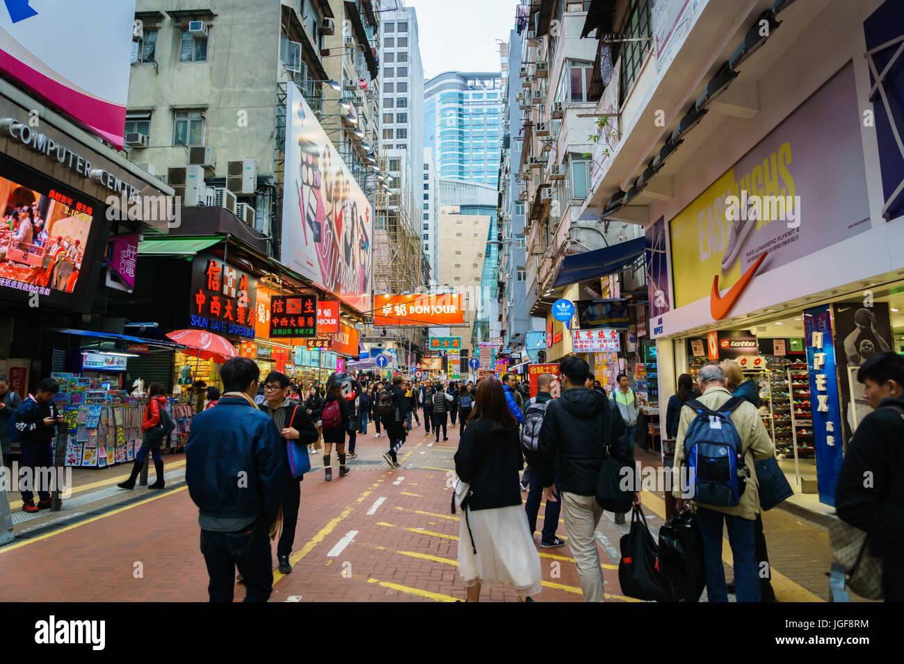 Hong Kong Cina - Marzo 2017: Mong Kok District, Hong Kong. affollata strada dello shopping di Kowloon dove si possono vedere molti turisti e gente locale. Foto Stock