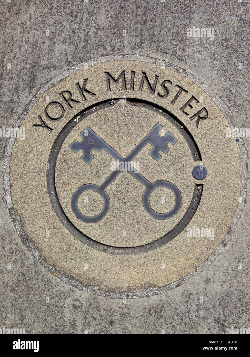 Una placca circolare di York Minster cross keys design su le mura della città Foto Stock