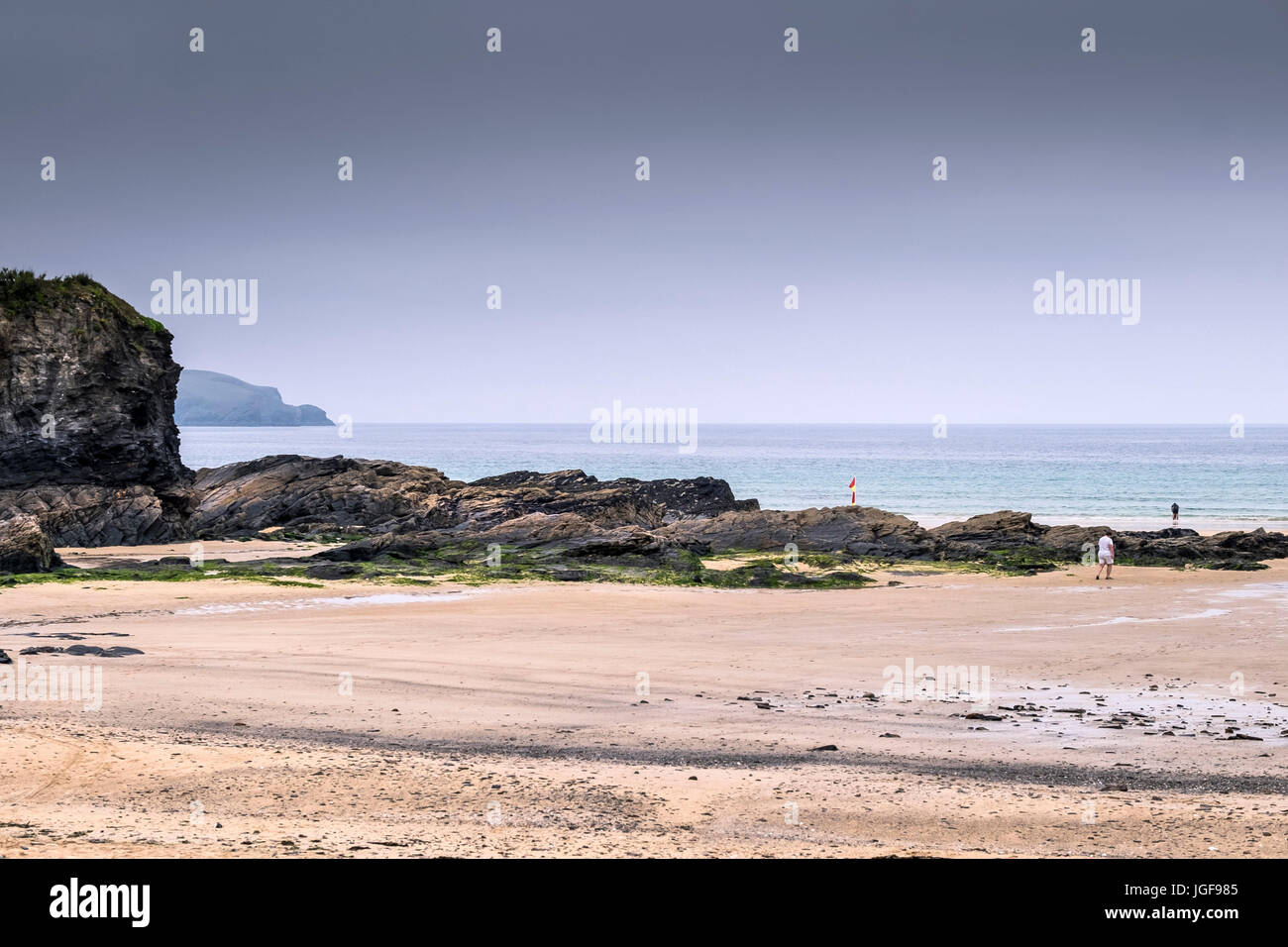 Quies Bay, un riconoscimento di Bandiera Blu beach, a nord della costa della Cornovaglia. Foto Stock