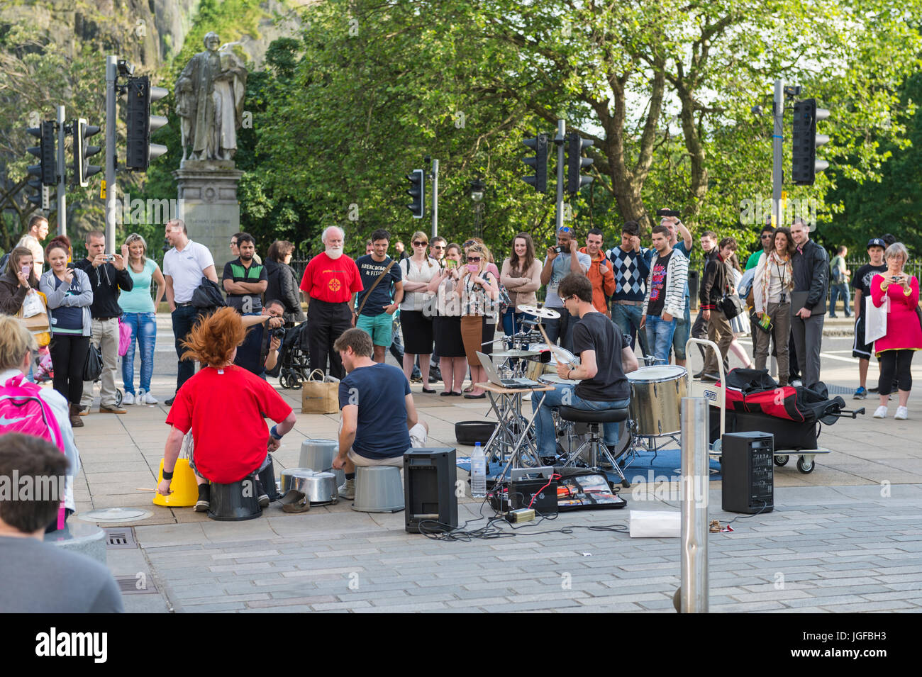 Edimburgo, Scozia - Luglio 25, 2012: i membri del pubblico a guardare buskers su Princes Street Edinburgh. Foto Stock