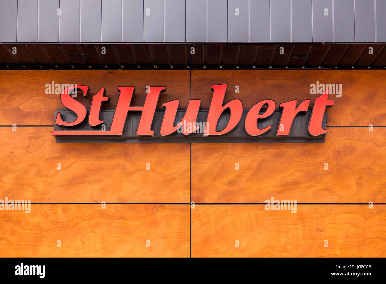 Un segno o un logo per un St Hubert BBG Ltd. un ristorante informale in Cornovaglia, Ontario, Canada. Foto Stock