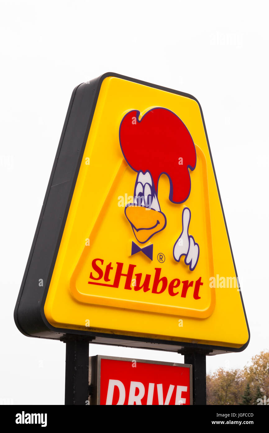 Un segno o un logo per un St Hubert BBG Ltd. un ristorante informale in Cornovaglia, Ontario, Canada. Foto Stock