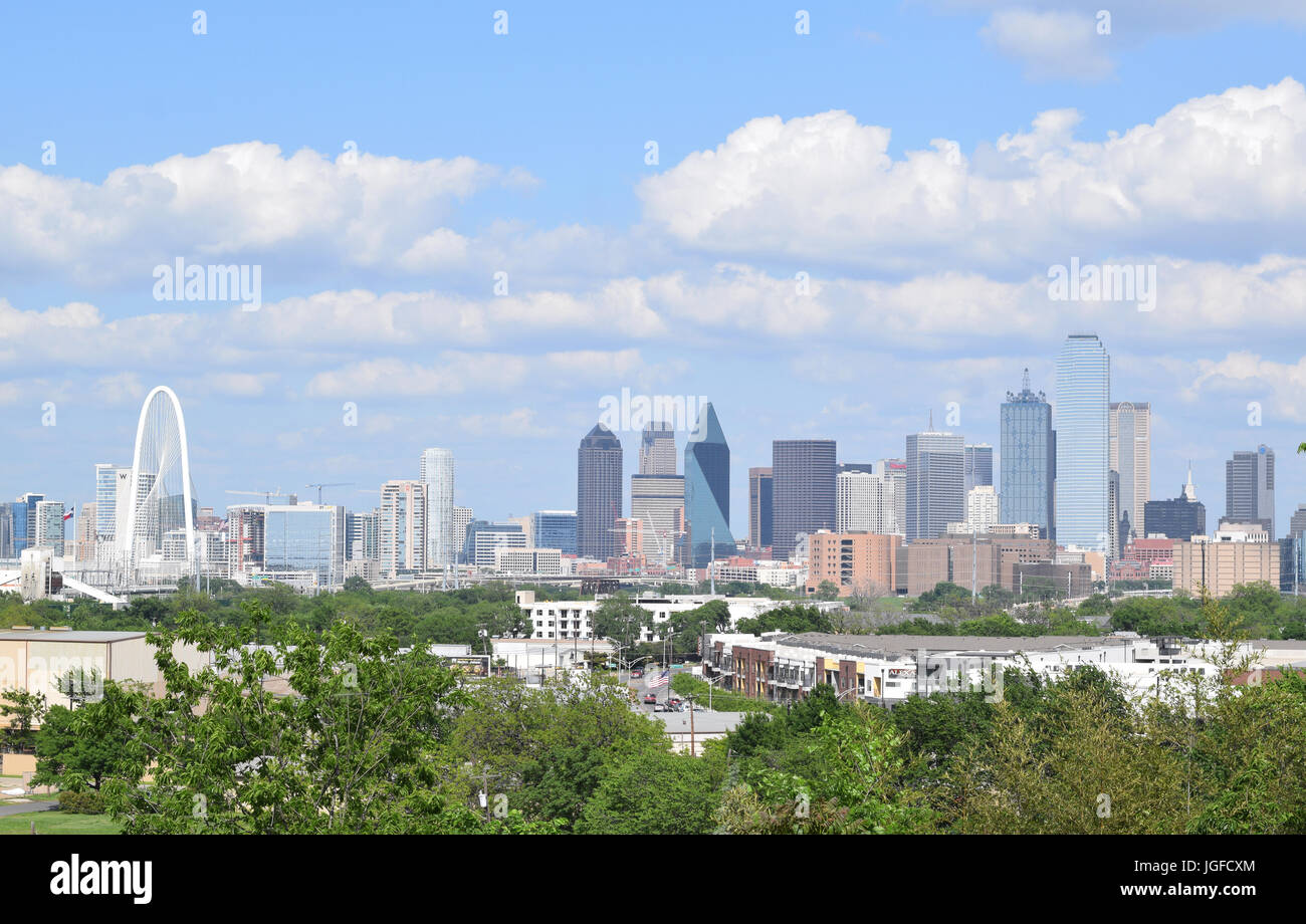 Il centro cittadino di Dallas skyline in ore diurne Foto Stock