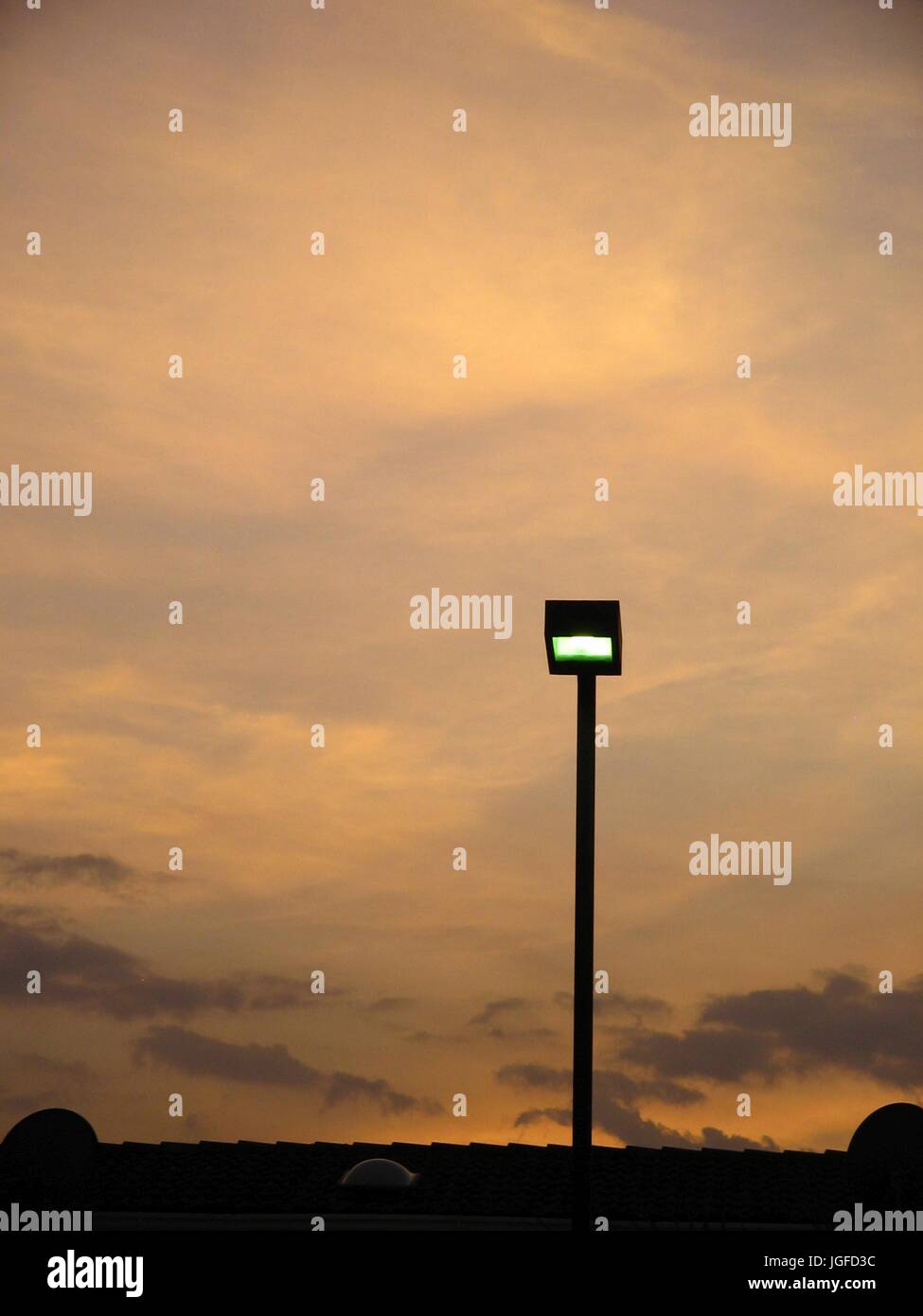 L'illuminazione stradale pubblica pole, tramonto sullo sfondo. Foto Stock