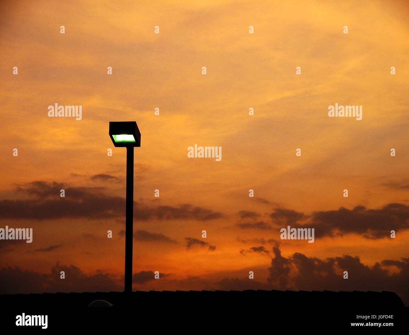 L'illuminazione stradale pubblica pole, tramonto sullo sfondo. Foto Stock