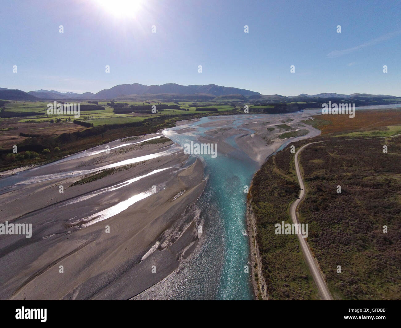 Flussi intrecciato del fiume Rakaia e Double Hill Run Road, Canterbury, South Island, in Nuova Zelanda - antenna fuco Foto Stock