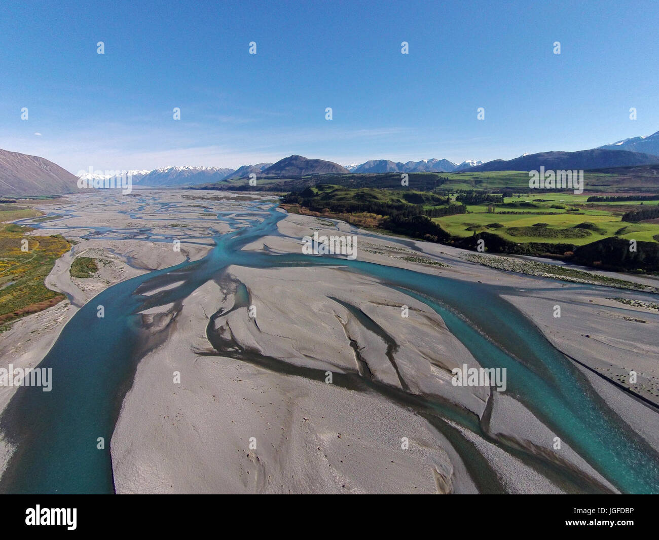 Flussi intrecciato del fiume Rakaia, Canterbury, South Island, in Nuova Zelanda - antenna fuco Foto Stock