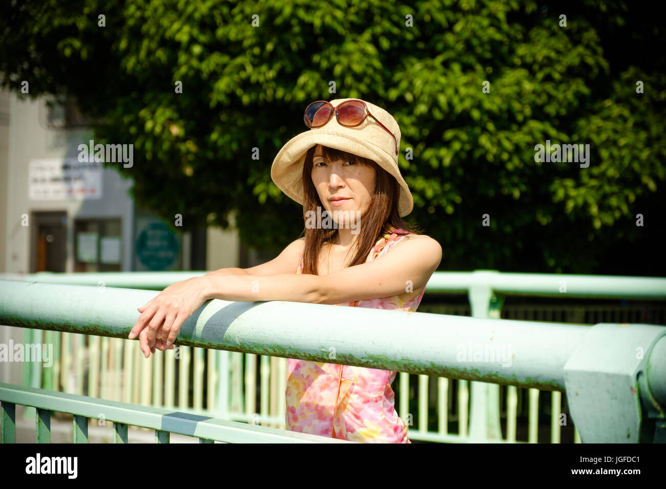Donna giapponese in attesa su un ponte per un amico Foto Stock