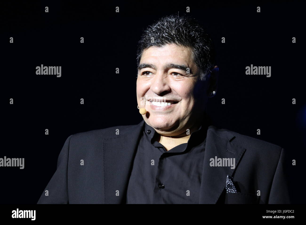 Napoli, Italia. 05 Luglio, 2017. Diego Armando Maradona cittadino onorario di Napoli. Cerimonia di Conferimento presso il municipio e le celebrazioni in piazza con gli artisti. Credito: Salvatore Esposito/Pacific Press/Alamy Live News Foto Stock