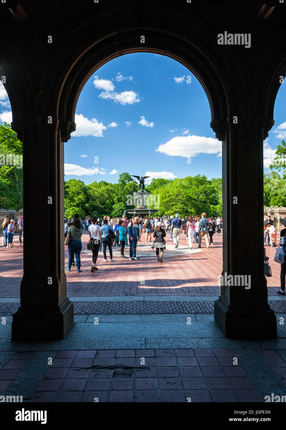 Bethesda vista sulla fontana abbeveratoio di Bethesda archi Arcade, al Central Park di New York Foto Stock