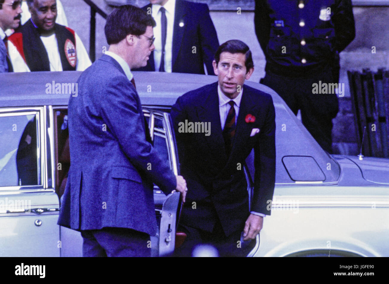 Il principe Charles aluci dal suo limo come lui e la Principessa Diana arriva a frequentare servizi presso la Cattedrale Nazionale di Washington di Washington il 10 novembre 1985. Credito: Arnie Sachs / CNP /MediaPunch Foto Stock