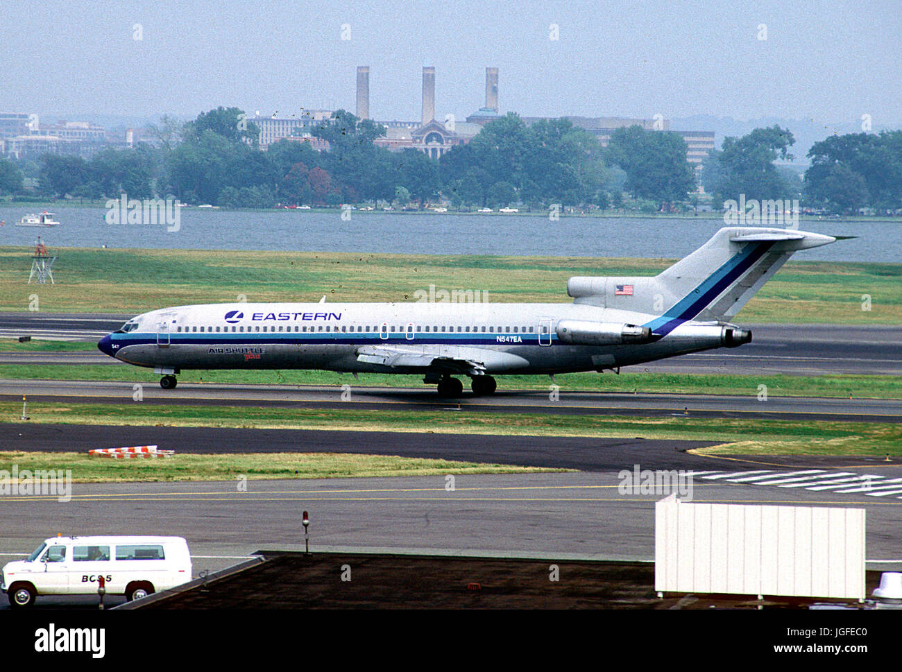 Washington, D.C. - (FILE) -- Operazioni di volo all'Aeroporto Nazionale Ronald Reagan di Washington, D.C. Domenica, 2 agosto 1987 dalla metropolitana di piattaforma. Il velivolo raffigurato appartiene a una compagnia aerea che non è più in funzione. La Eastern Air Lines, aeromobili Boeing 727, era volato come parte del loro servizio navetta tra Washington e New York. Nel 1989, la navetta orientale è stato venduto a Donald Trump, chi ha rinominato iil Trump Shuttle. Esso ha operato fino ad aprile 1992 quando è stata acquisita da US Airways. .Credito: Ron Sachs / CNP/MediaPunch Foto Stock