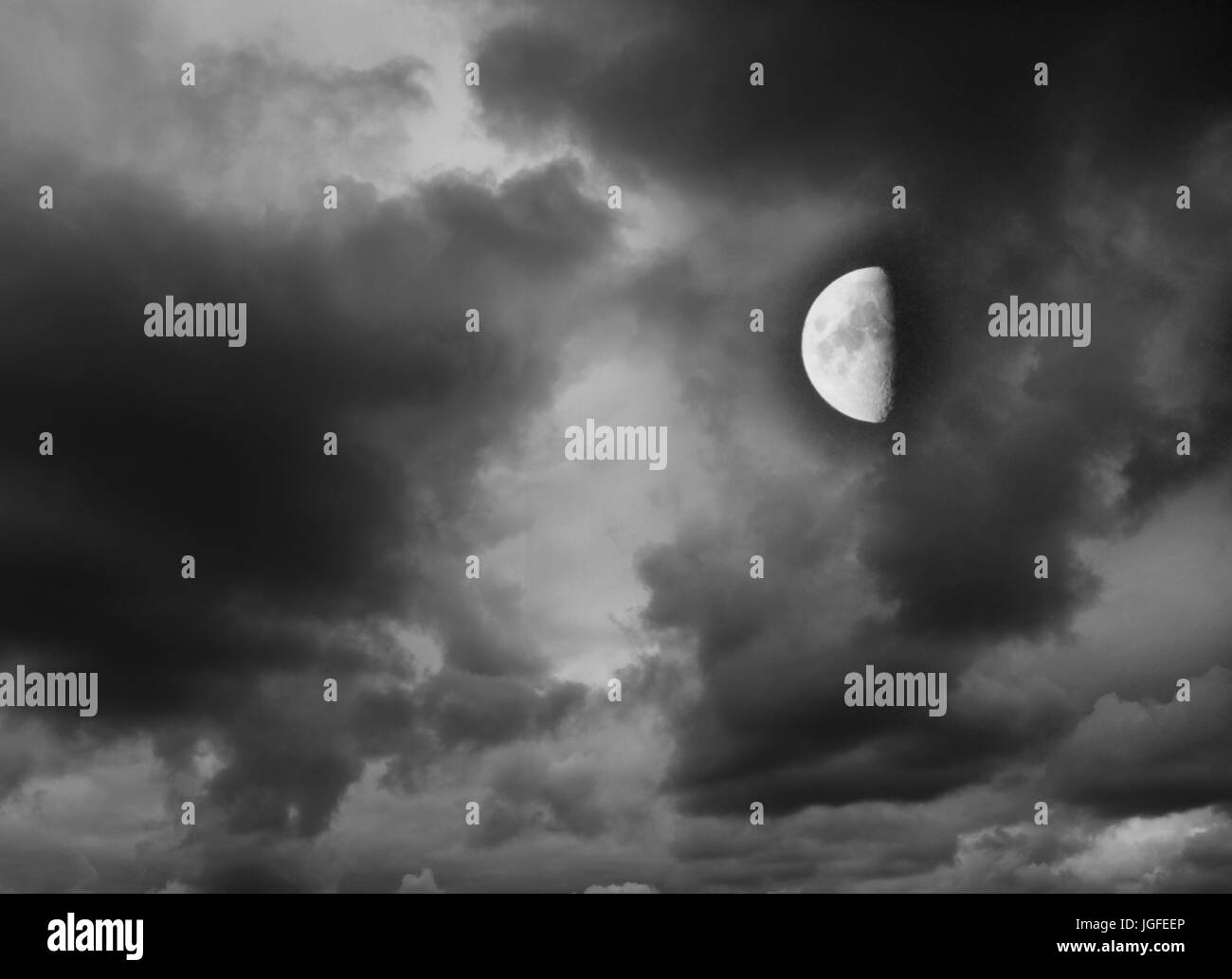 La luna nel cielo nuvoloso scuro. Lugubre paesaggio Foto Stock