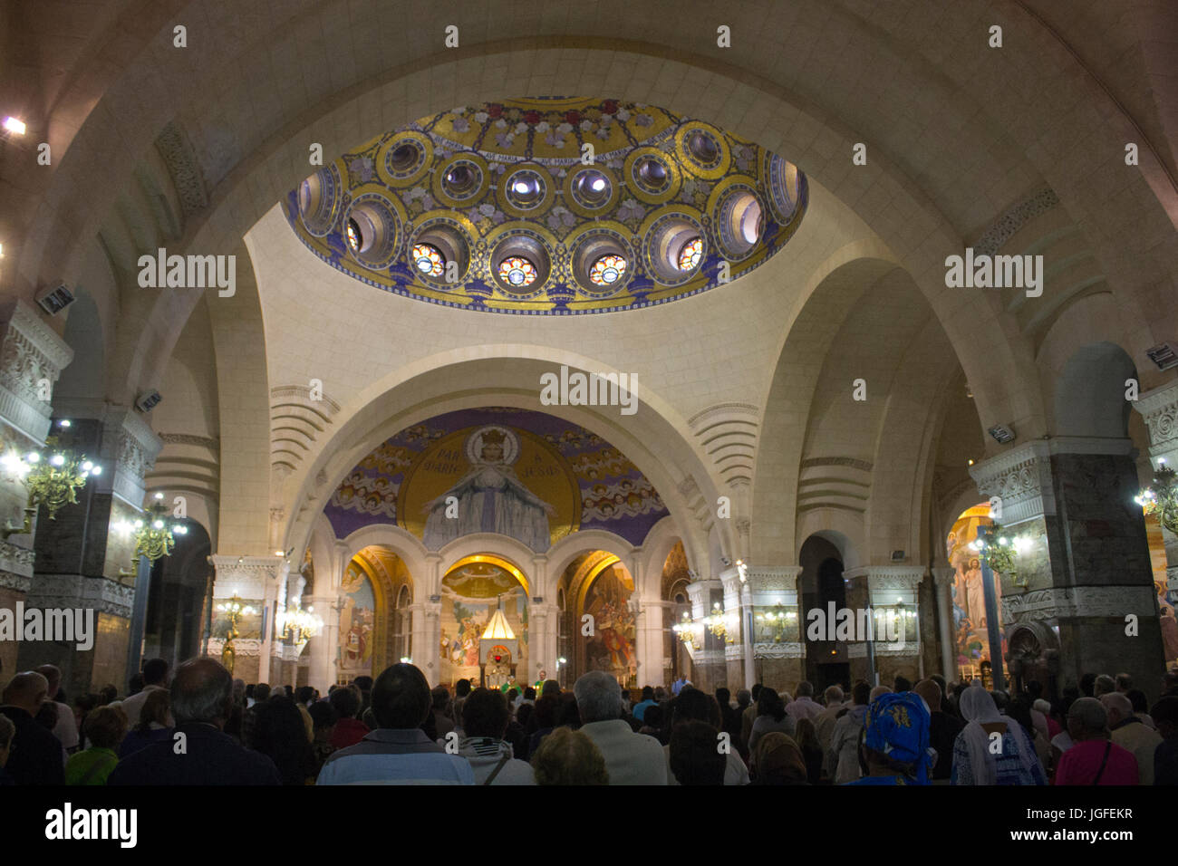 Il Santuario di Nostra Signora di Lourdes, meta di pellegrinaggio in Francia famosa per il rinomato forza risanatrice della sua acqua. Foto Stock