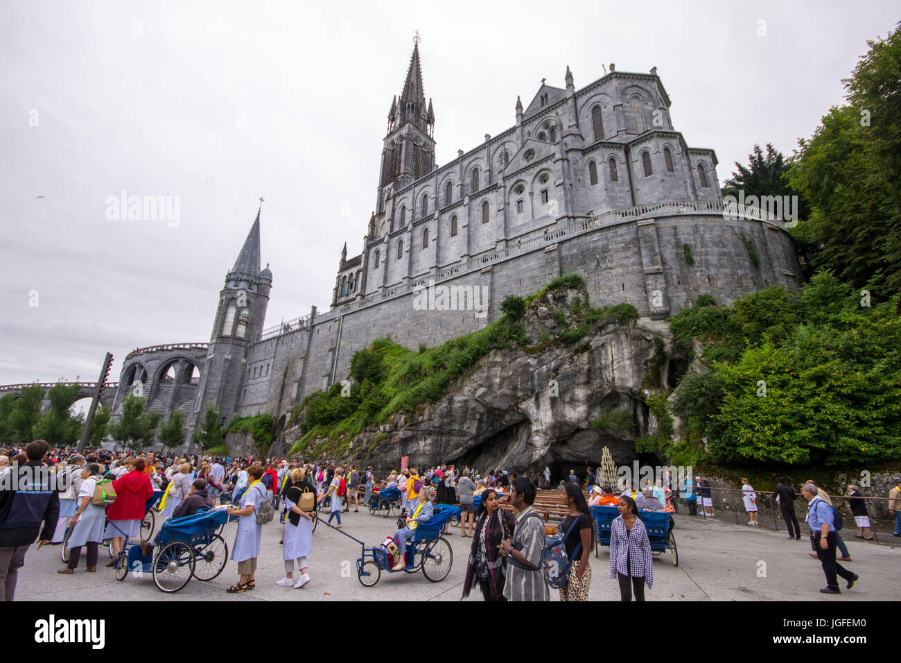 Il Santuario di Nostra Signora di Lourdes, meta di pellegrinaggio in Francia famosa per il rinomato forza risanatrice della sua acqua. Foto Stock