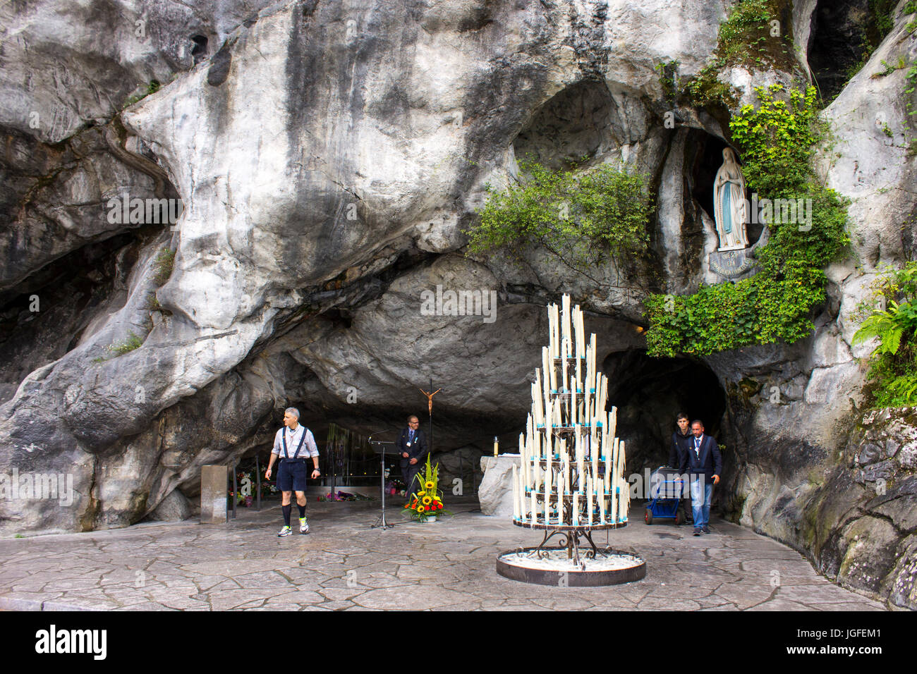 Il Santuario di Nostra Signora di Lourdes, meta di pellegrinaggio in Francia famosa per il rinomato forza risanatrice della sua acqua. Foto Stock