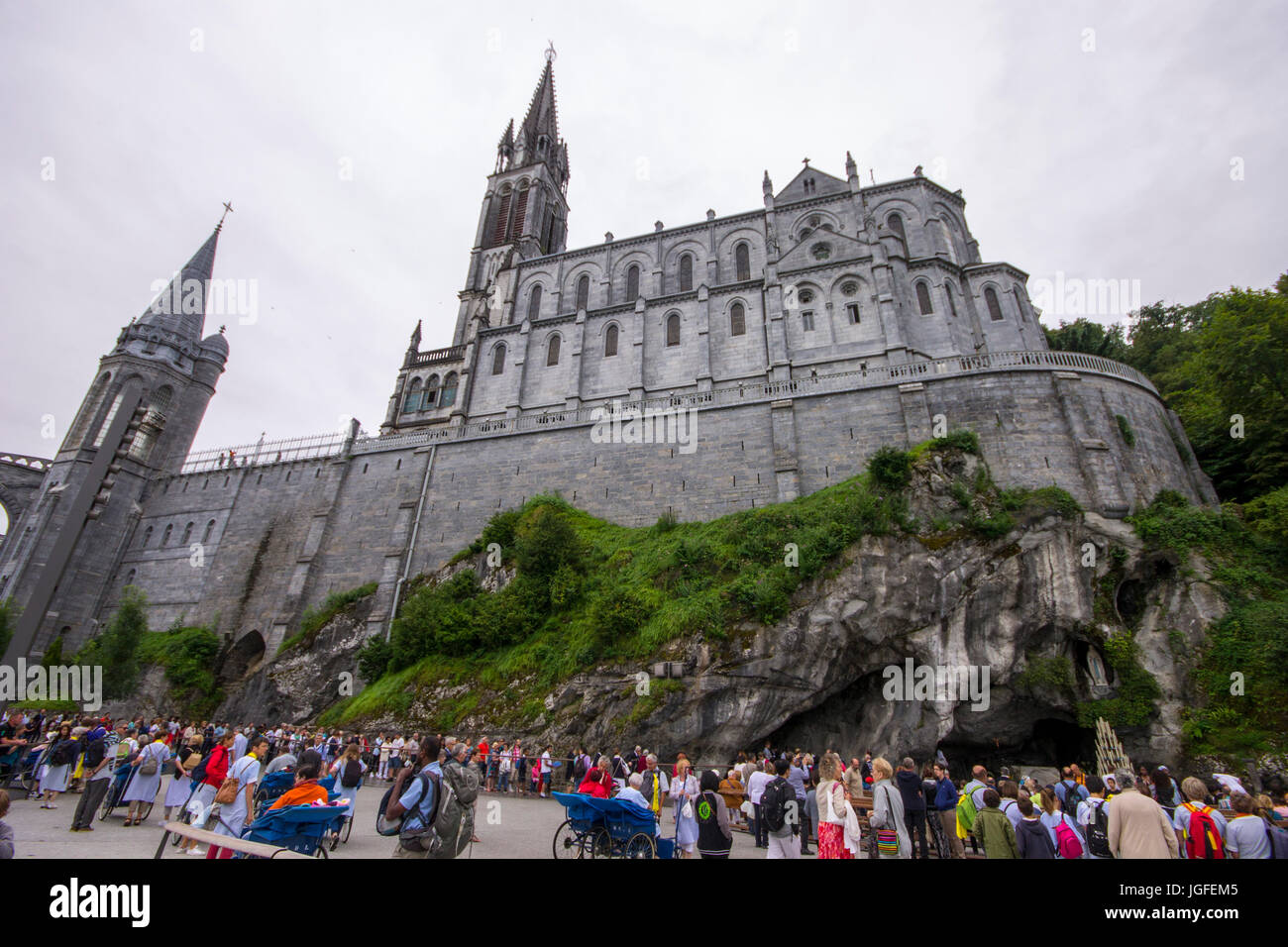 Il Santuario di Nostra Signora di Lourdes, meta di pellegrinaggio in Francia famosa per il rinomato forza risanatrice della sua acqua. Foto Stock