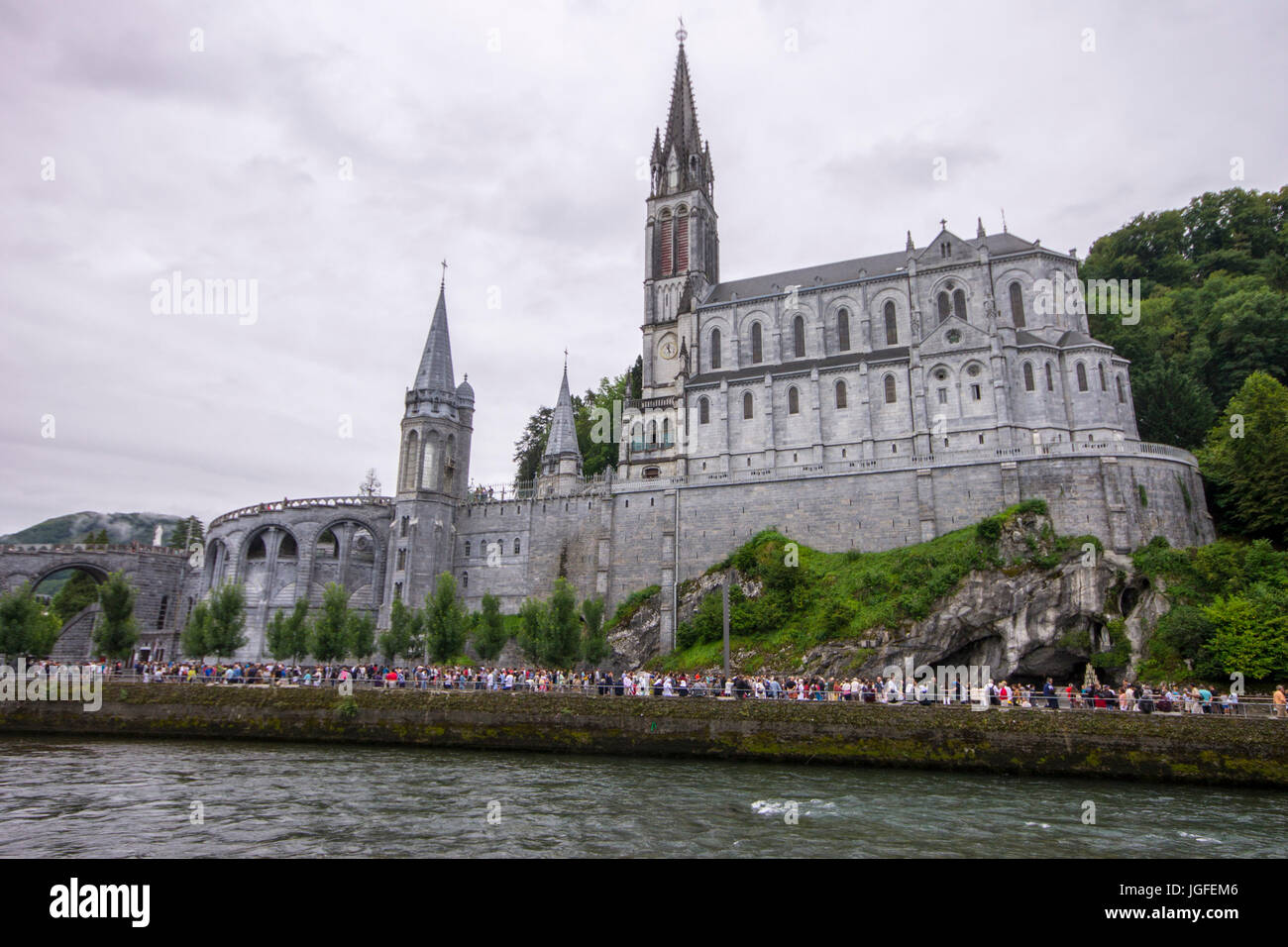 Il Santuario di Nostra Signora di Lourdes, meta di pellegrinaggio in Francia famosa per il rinomato forza risanatrice della sua acqua. Foto Stock