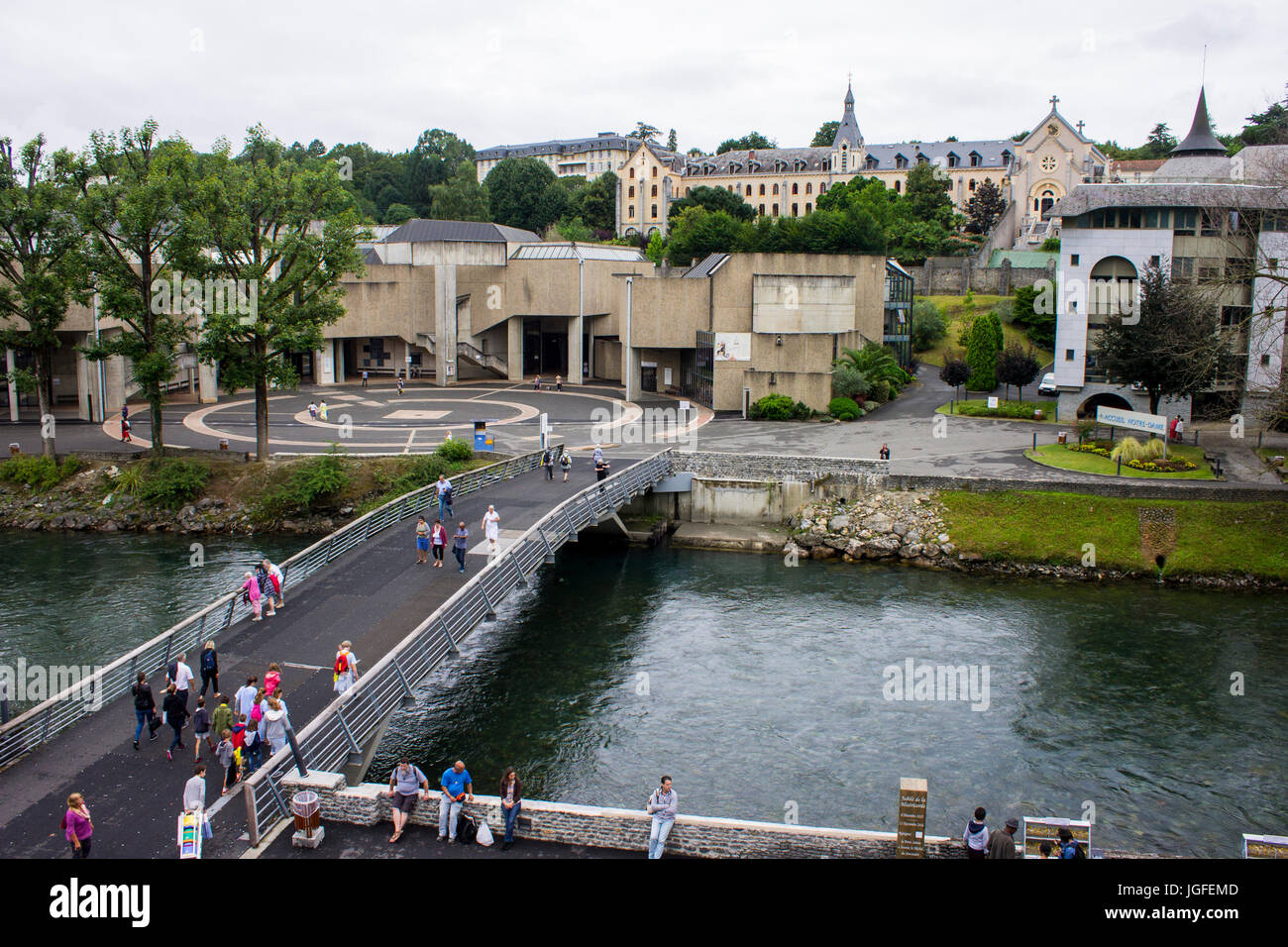 Il Santuario di Nostra Signora di Lourdes, meta di pellegrinaggio in Francia famosa per il rinomato forza risanatrice della sua acqua. Foto Stock