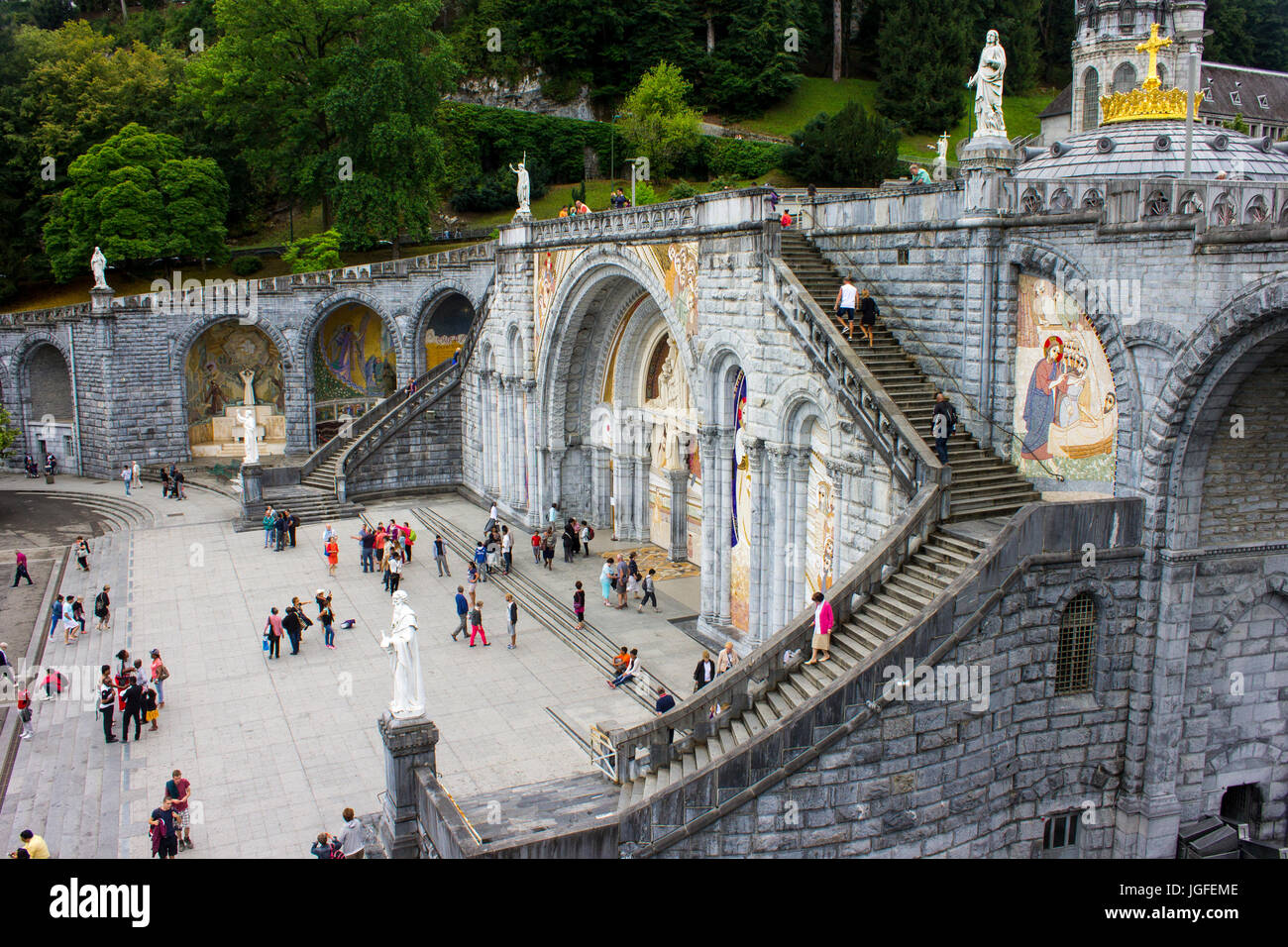 Il Santuario di Nostra Signora di Lourdes, meta di pellegrinaggio in Francia famosa per il rinomato forza risanatrice della sua acqua. Foto Stock