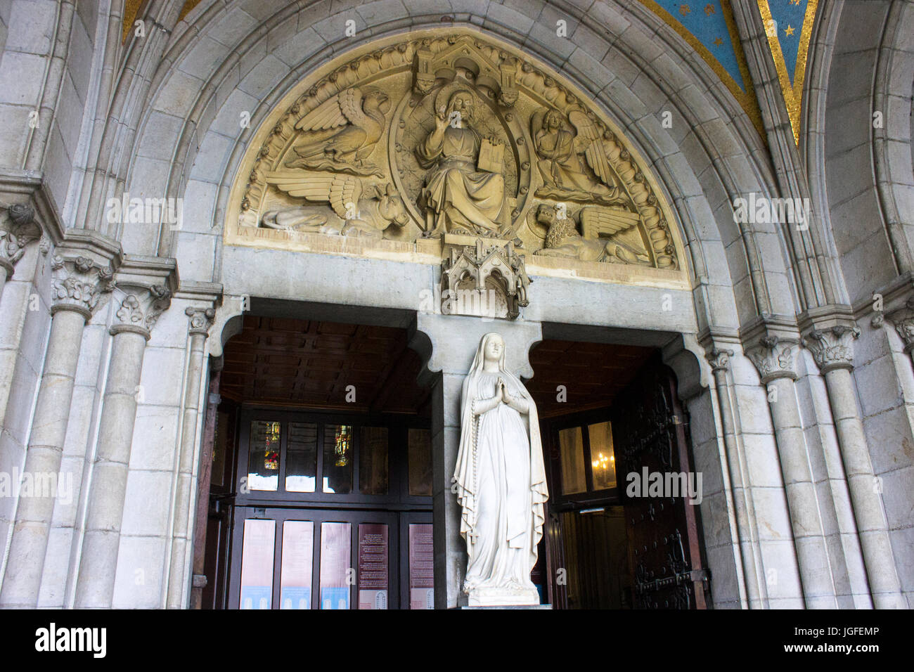 Il Santuario di Nostra Signora di Lourdes, meta di pellegrinaggio in Francia famosa per il rinomato forza risanatrice della sua acqua. Foto Stock