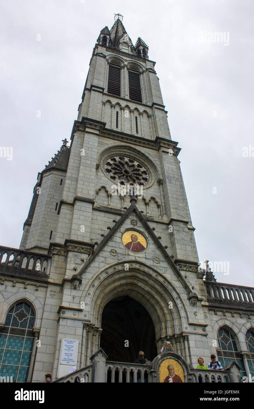 Il Santuario di Nostra Signora di Lourdes, meta di pellegrinaggio in Francia famosa per il rinomato forza risanatrice della sua acqua. Foto Stock