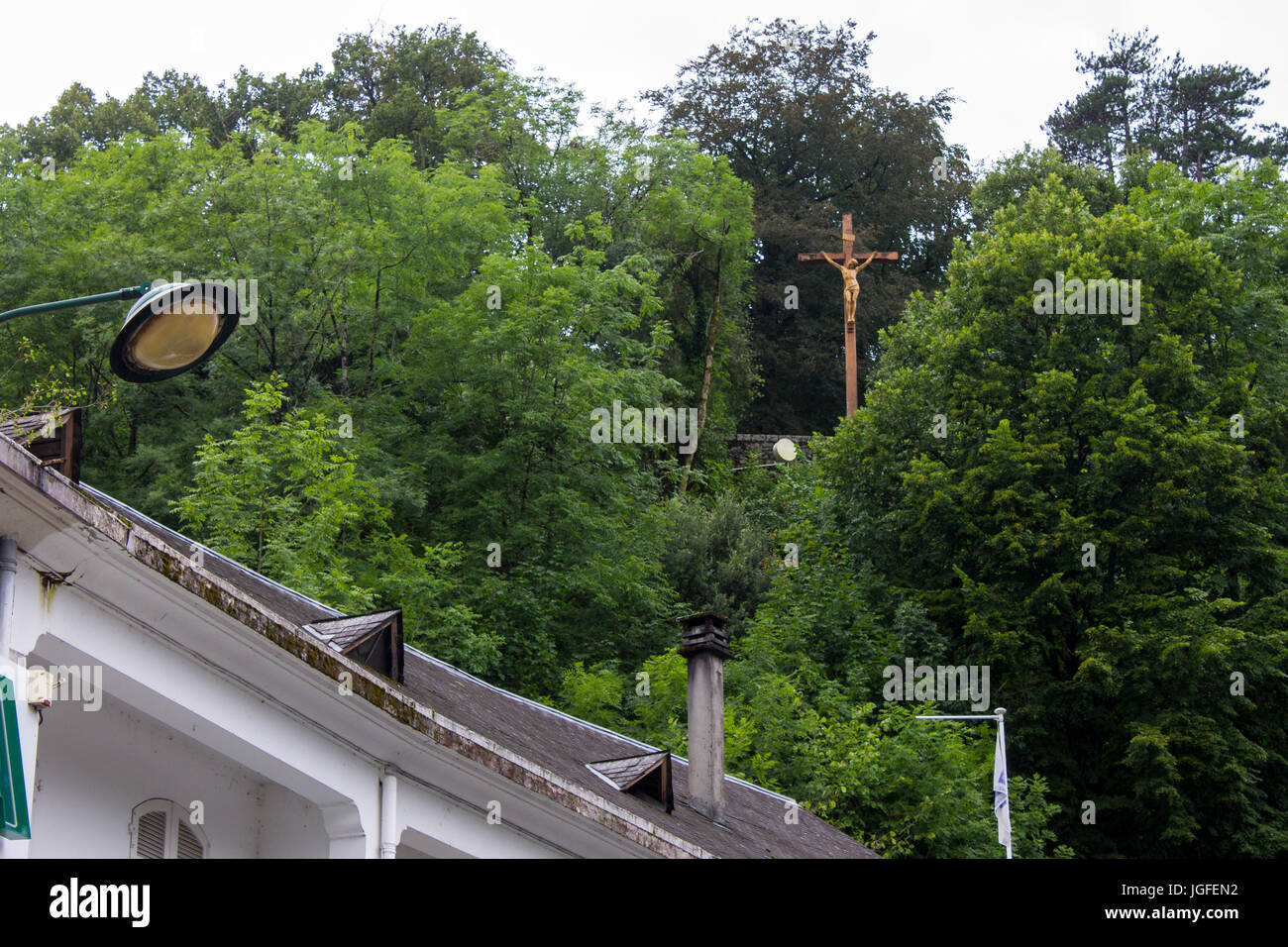 Il Santuario di Nostra Signora di Lourdes, meta di pellegrinaggio in Francia famosa per il rinomato forza risanatrice della sua acqua. Foto Stock