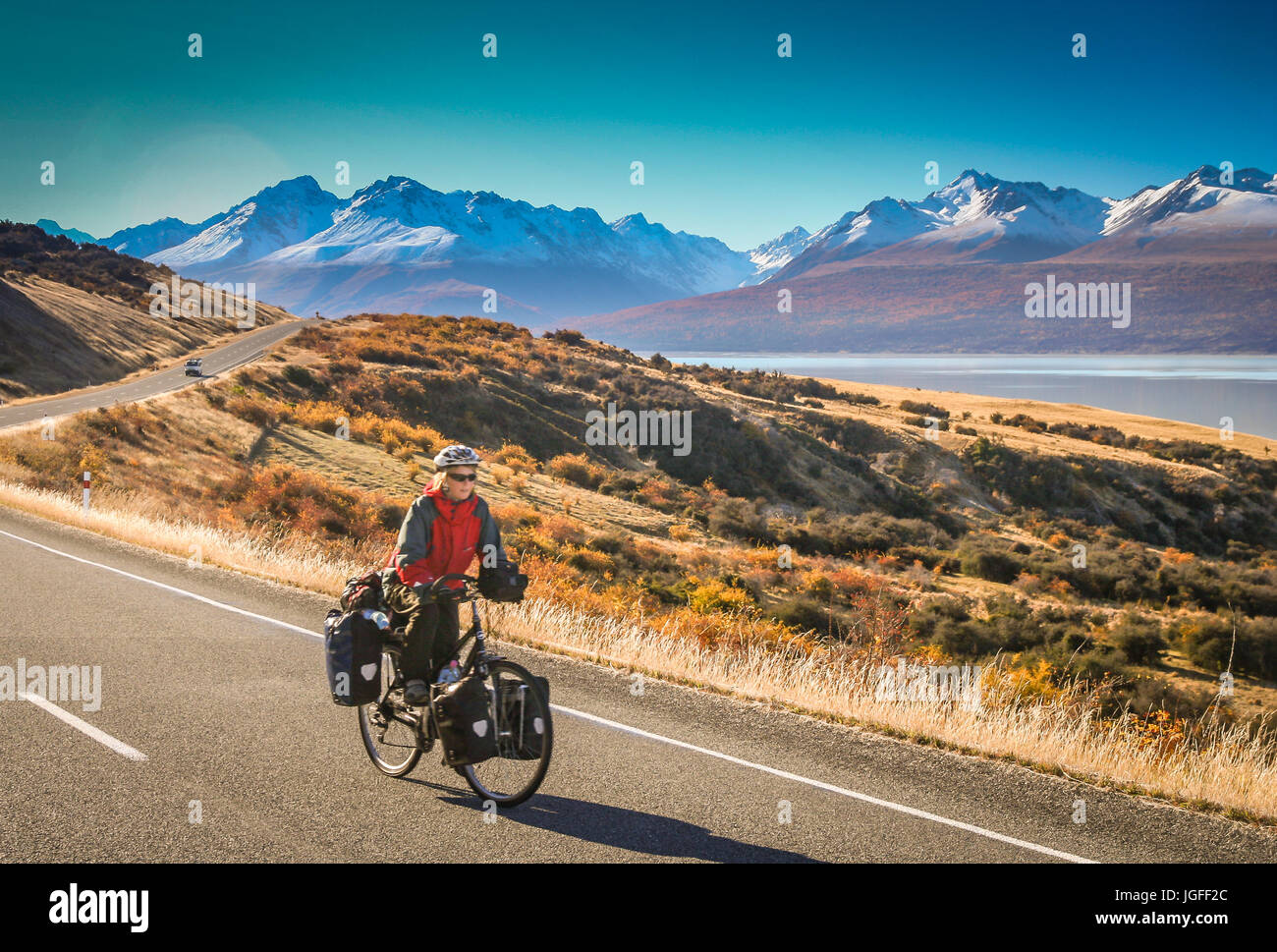 Donna su un ciclo touring viaggio in Nuova Zelanda Foto Stock