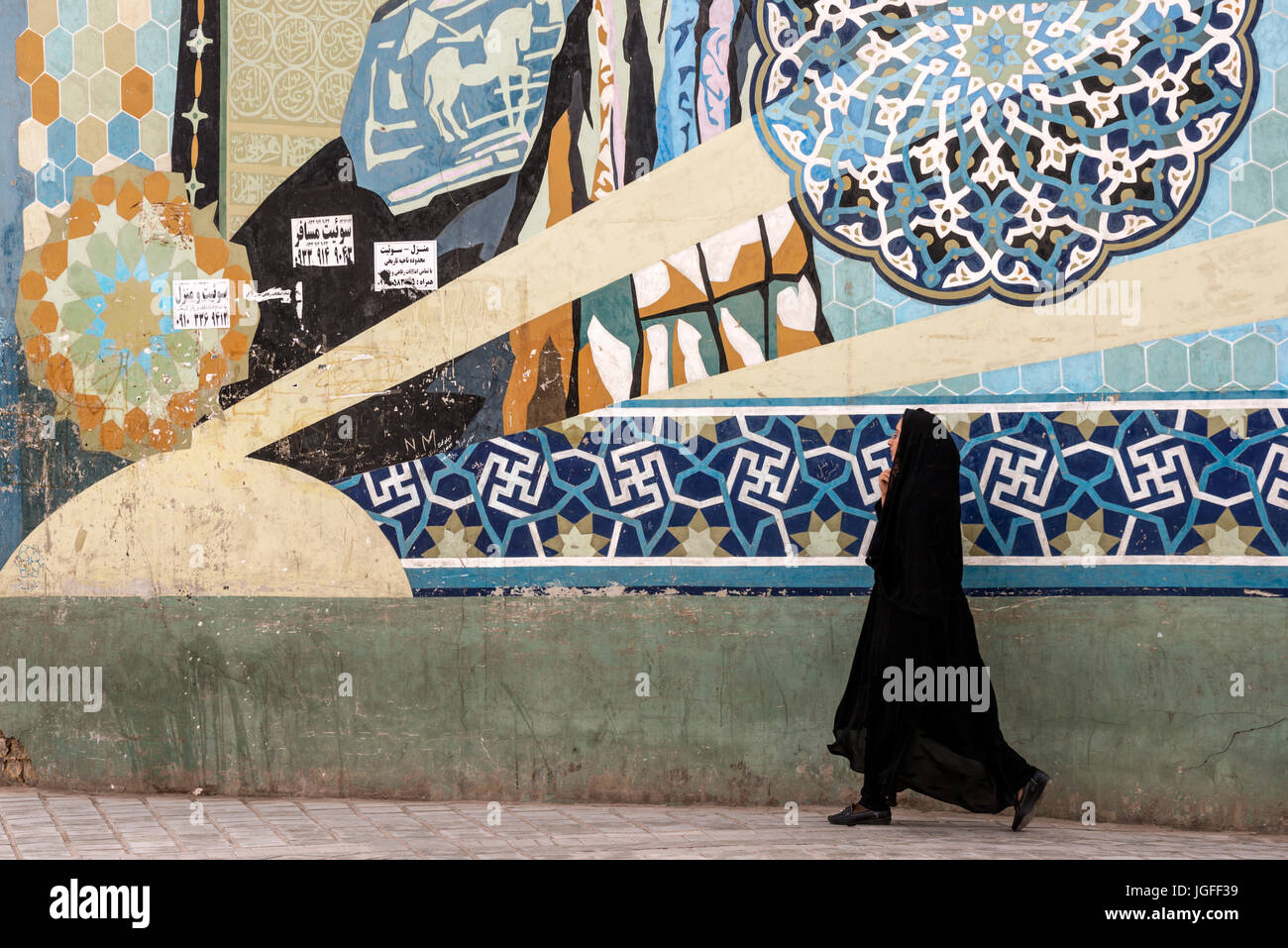 Graffiti e donna in chador Shiraz,Iran Foto Stock