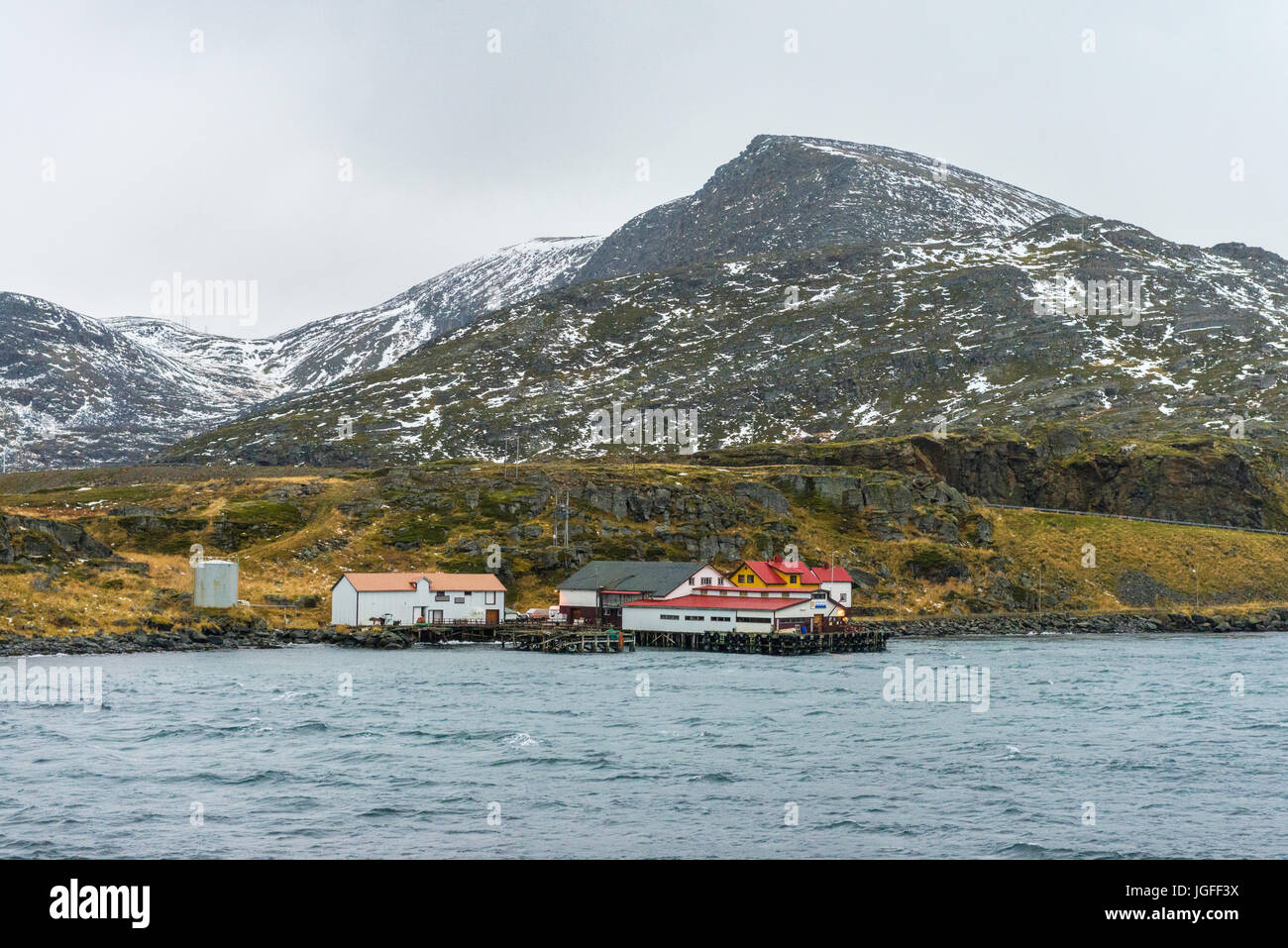 Vista verso la terraferma norvegese da dock a Havøysund, che è sull'isola di Havøya, Finnmark County, Norvegia. Foto Stock