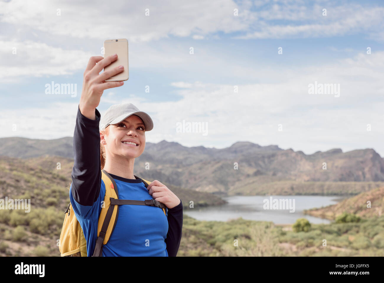 La donna caucasica posa per telefono cellulare selfie nel deserto Foto Stock