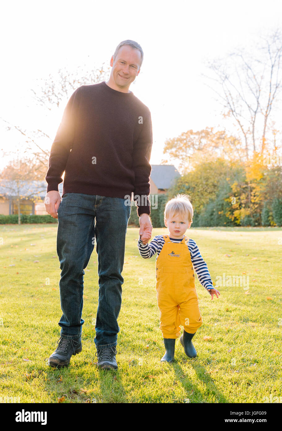 Caucasian padre e figlio a piedi nel campo Foto Stock