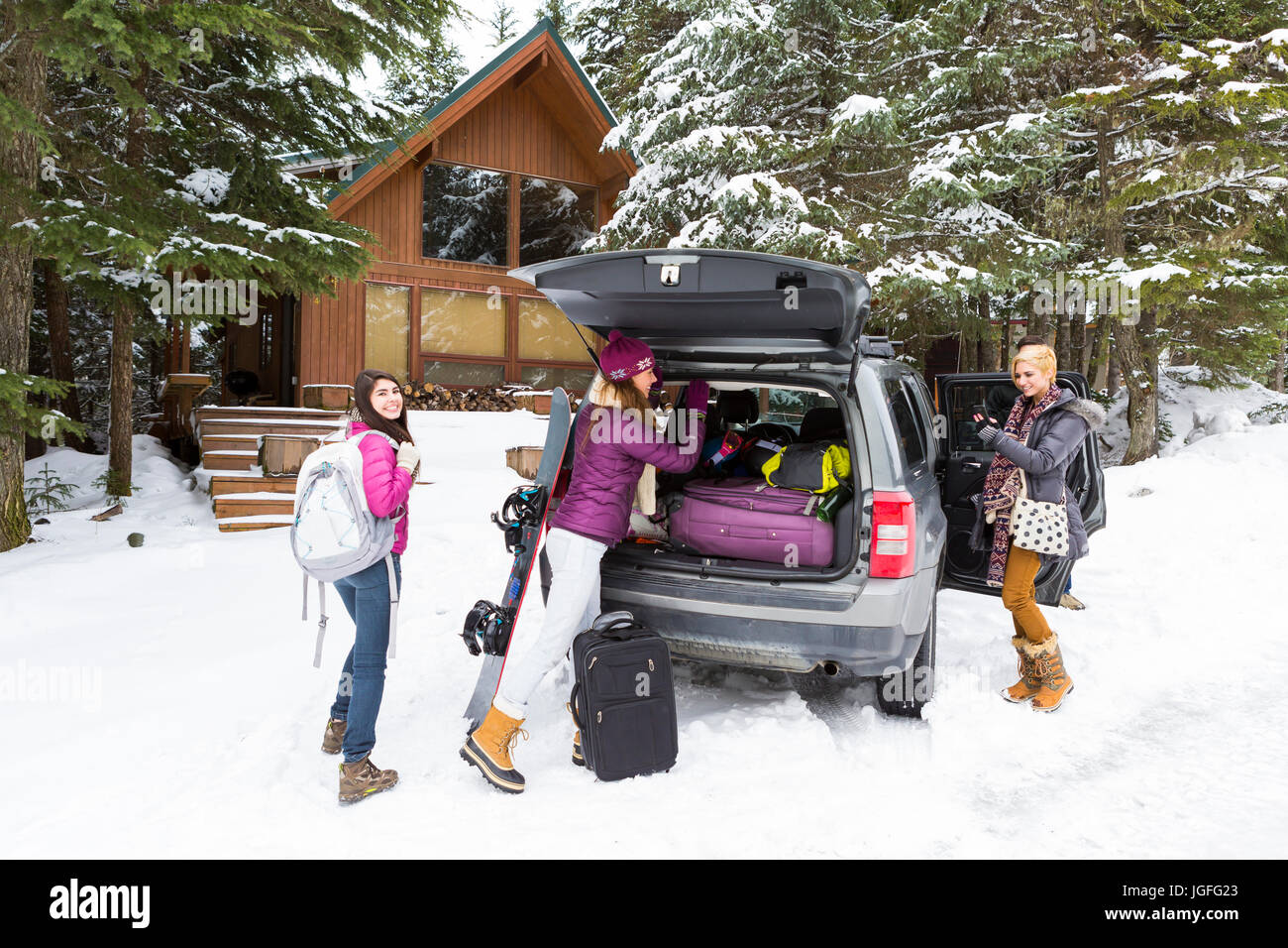 Gli amici lo scarico auto a winter resort Foto Stock