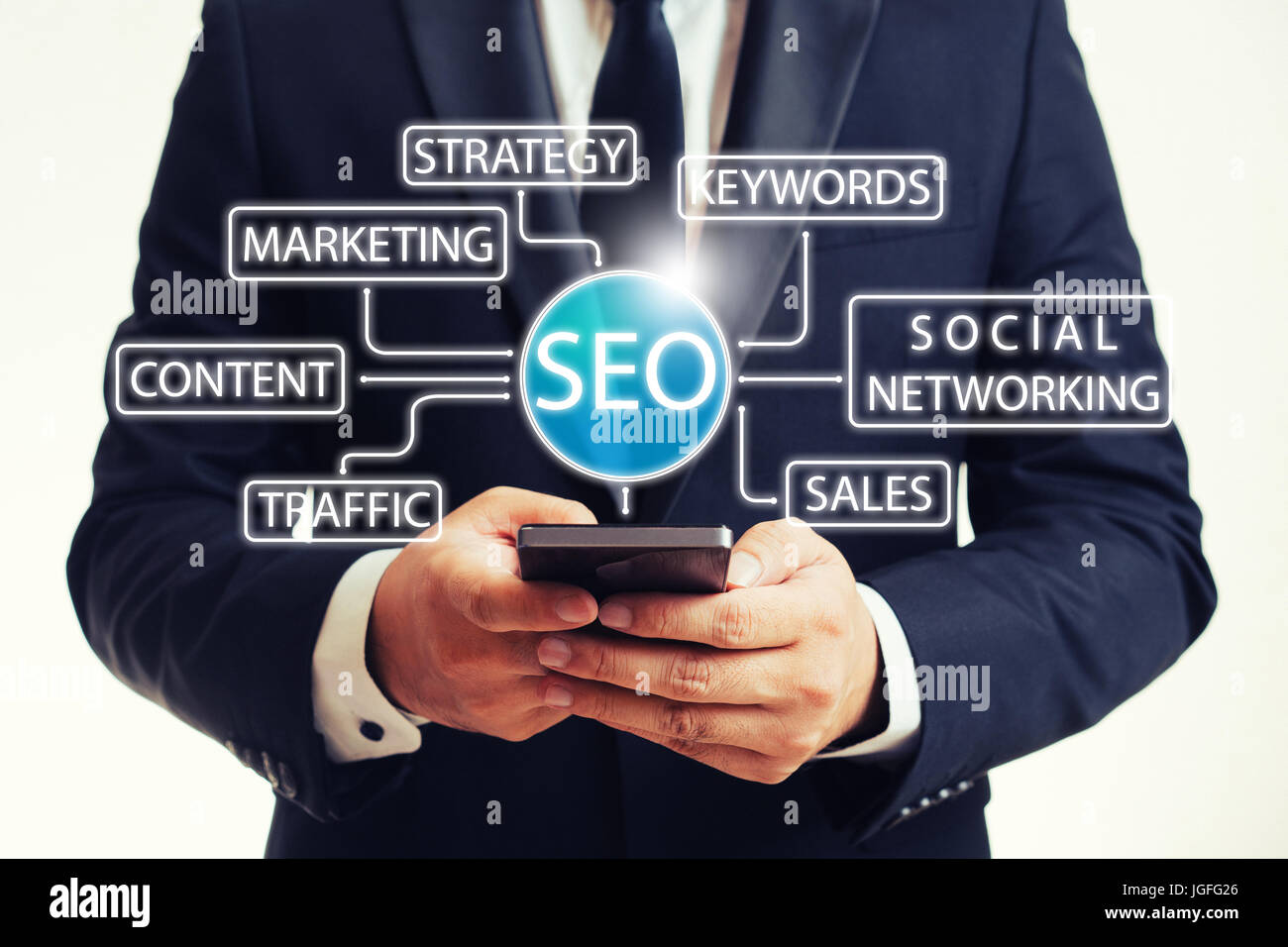 Imprenditore usando il telefono per il concetto di SEO Foto Stock