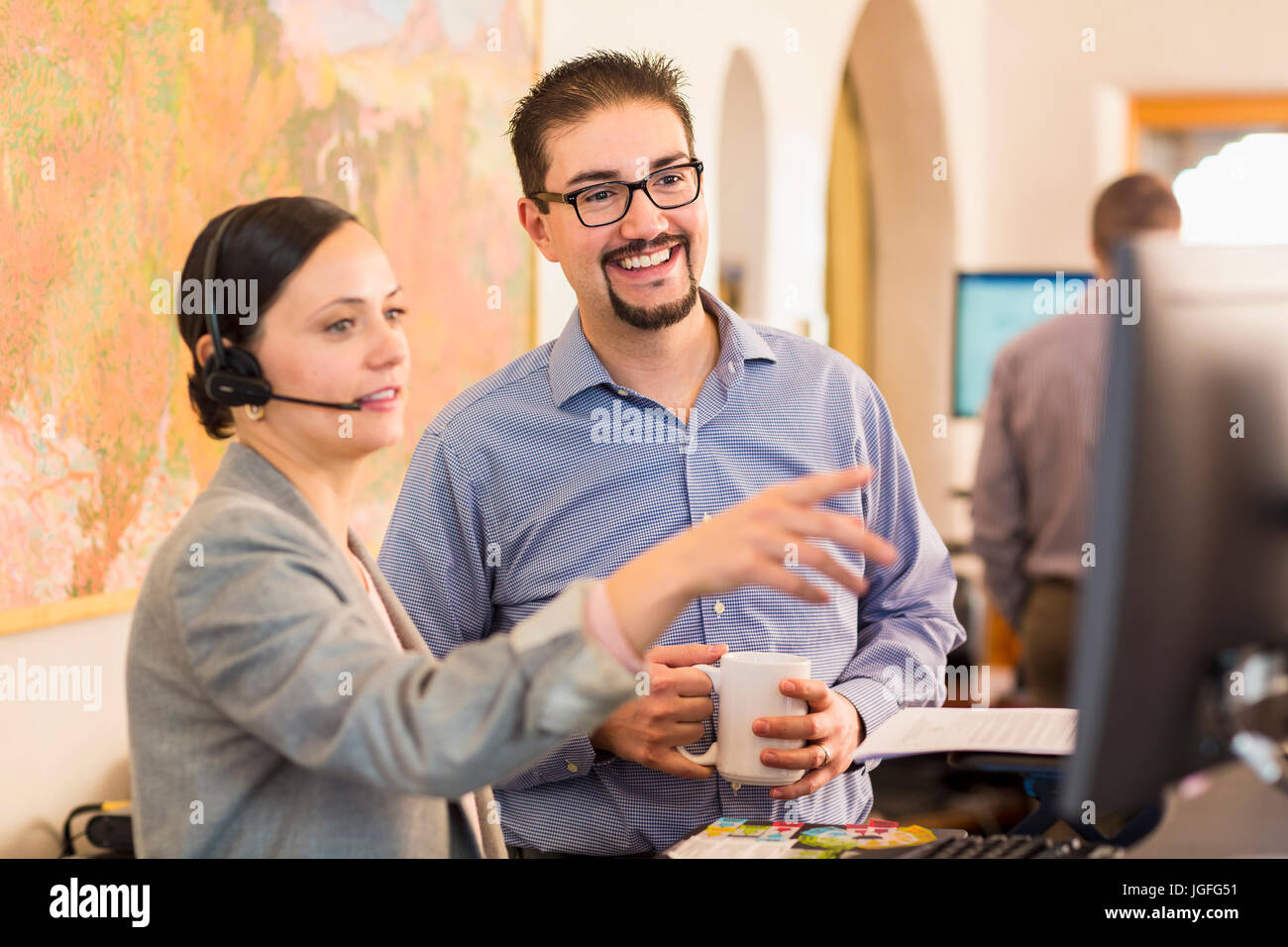 Co-lavoratori parlando in office vicino al computer Foto Stock