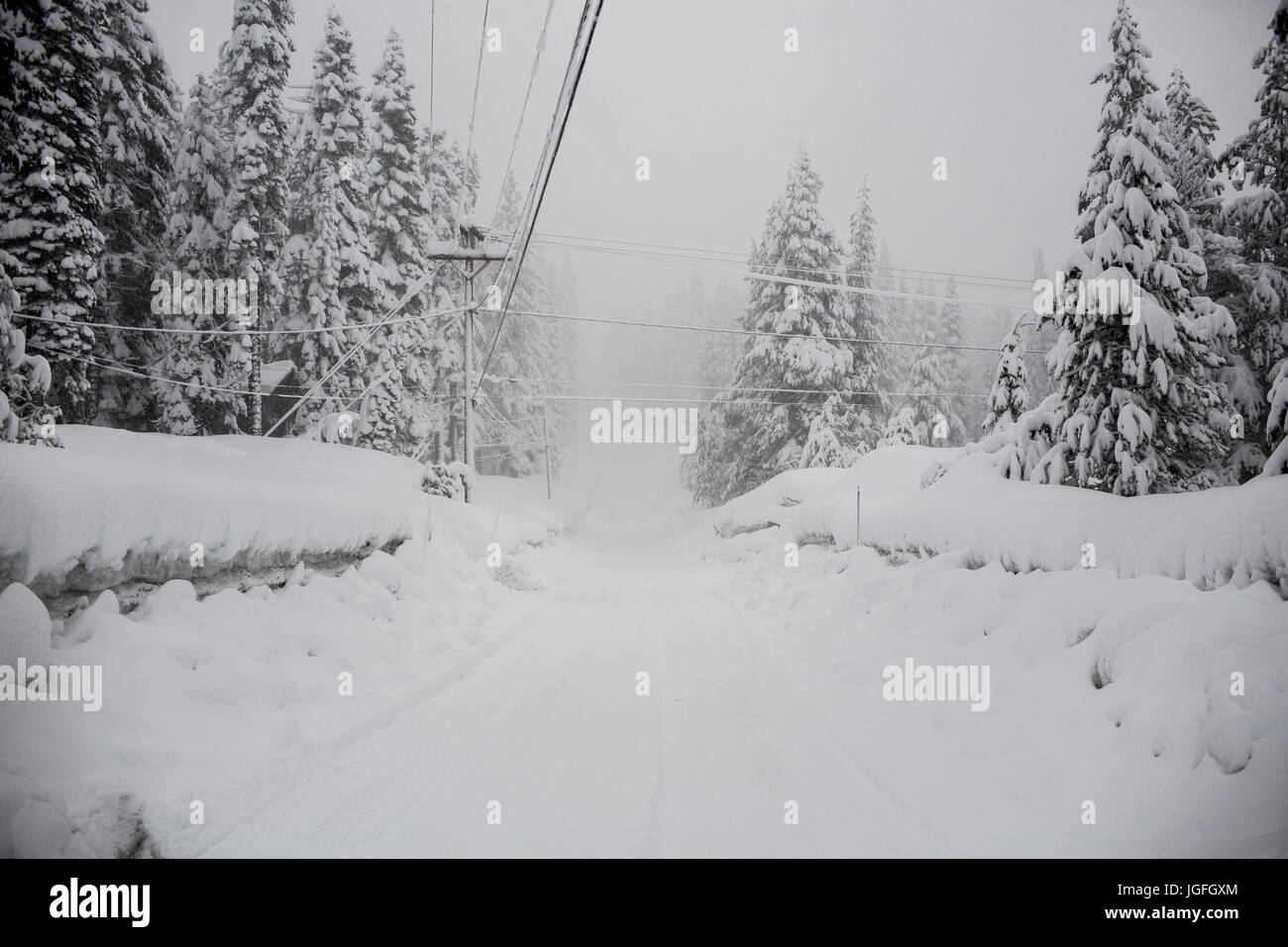Coperte di neve strada remota Foto Stock