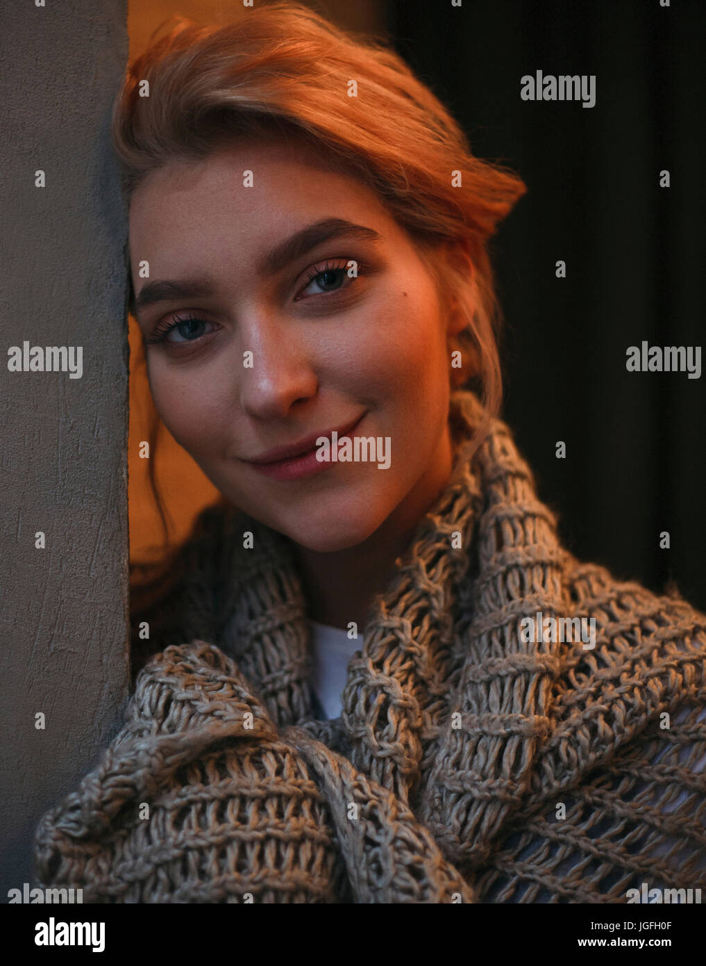 Ritratto di sorridere Caucasian donna che indossa una sciarpa Foto Stock